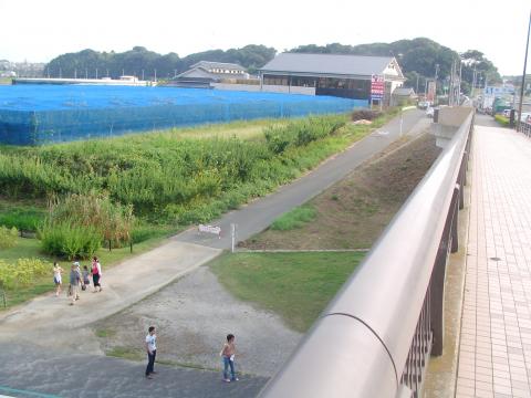 45.手賀沼大橋を渡り切ったところのスーパー銭湯「満天の湯」からこの写真の下り道路を経て緑道にもどります。