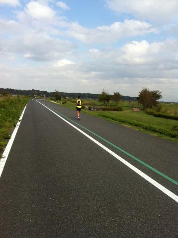 【バイクの部】
走り去るyotchangさん。LSDでランニングパック背負ってます。うーん、後ろ姿も決まってます！