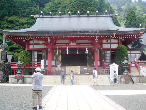 阿夫利神社下社。このあと鶴巻温泉までの下りのロングトレイルが続く！