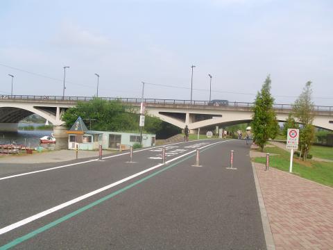 ２１．道の駅「しょうなん」を回って、手賀沼南側の緑道にでて、これから東方向へ向かいます。