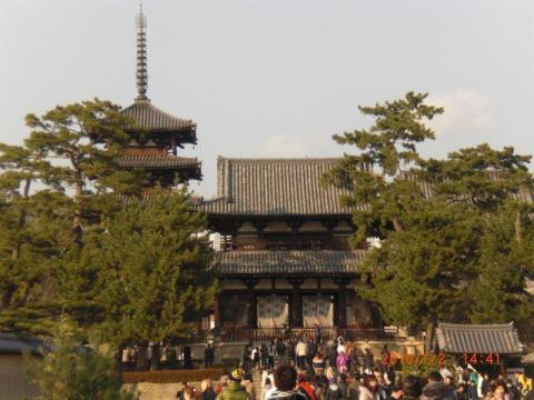 たくさんの初詣客で賑わう法隆寺