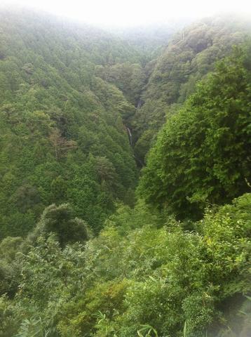 約4キロ地点。布引の滝。これから、滝壺まで下りて、滝に沿って山頂を目指します。