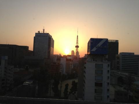 ホテルの部屋から眺めた名古屋TV塔。西の空、明日は穏やかな日だと良いのですが・・・。