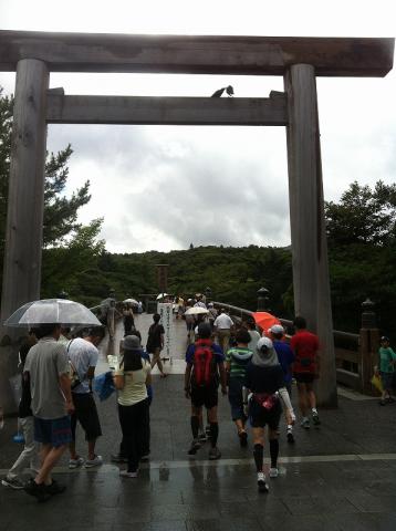 伊勢神宮に到着。これから五十鈴川を渡り内宮に向かいます。