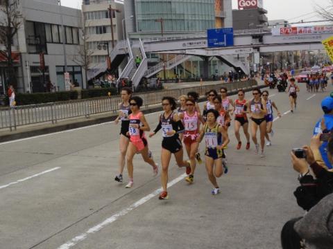 2キロ手前、野口水木をはじめ日本人がトップ集団で通り過ぎて行きました。