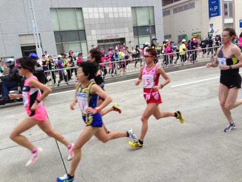 14キロ地点、野口・木崎が力走中です。反対車線（3キロ地点）には、大集団が通り過ぎて居る最中です。