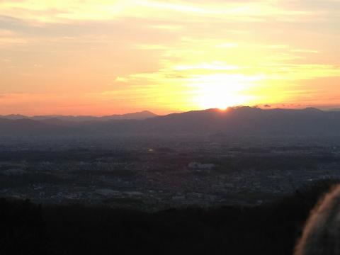 2013年初日の出（明神山、標高274m）
金剛山脈の北端に位置し、大和川を挟んで信貴山が有り。頂上の展望デッキからは３６０度の大パノラマが楽しめ、晴れた日には淡路島や明石海峡大橋を見ることが出来ます。