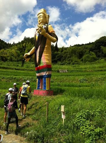 明日香村・稲渕の大きな観音様。
つい数日前に完成したばかりだそうです。
大きさは手前のランナーと比べてみてください。