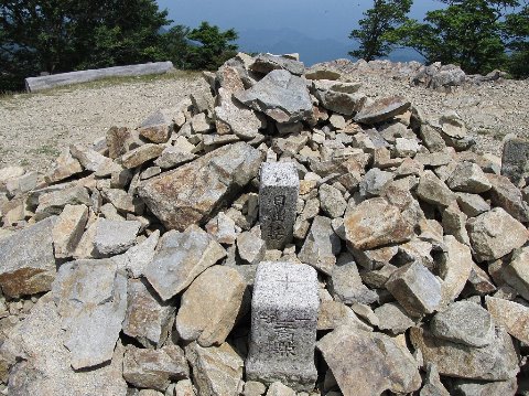 日出ヶ岳の１等三角点（1895(明治28)年設置）