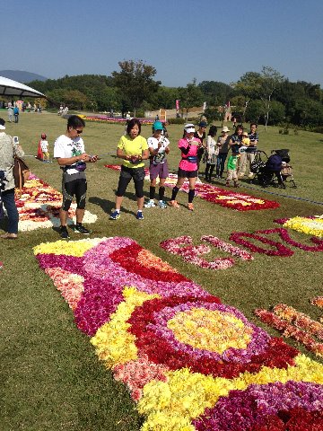 咲き終わったダリアの花びらを並べたモニュメント