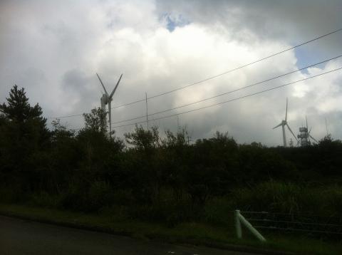 10.5キロ地点。青山高原道路走に立っている風力発電の風車。圧巻の眺めでした。