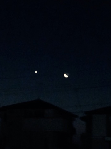 今朝の空　明けの明星と三日月
