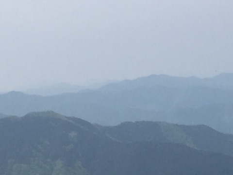 熊野古道、奥駆道の山々は少し霞んでいました。
