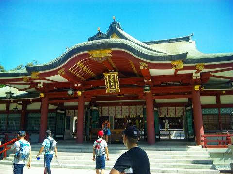 正月の福男選びで有名な西宮神社のゴール本殿前