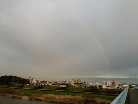 奈良・三室山に掛かる虹。（王寺町大和川より）