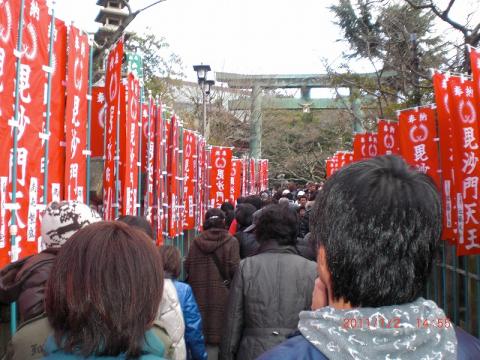 朝護孫子寺への参道。入場制限で200mくらいの待ち行列