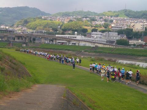 4.9時50分スタート。
総勢137人、なかなか見応えが有ります。
前の方はロング(43キロ)、中盤はミドル(33キロ)、後方はショート(28.5キロ)