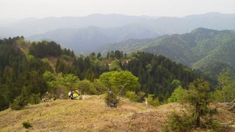 一つ目の峠を越えて、やっと下りに。見晴らしのいい所を気持ちよく降りましたが、確かすぐ舗装路に出たような気がします。