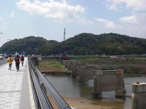 木津川の橋。右は古い橋桁。左のきれいな橋が完成していました！この橋を渡った先に、老舗の八幡のおもちの店がありました♪