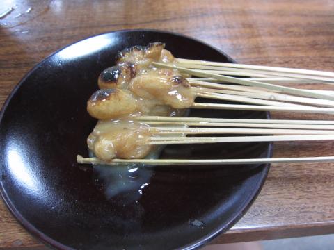 今宮神社前のあぶり餅を食べにいった。こげたところが香ばしく、また白みそのたれが甘くて塩味がきいてて、すっごく美味しく感じた！やっぱりランの後だからかな？