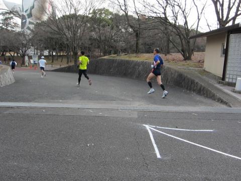 カメの子のRyuさんが猛追します！(青シャツ)