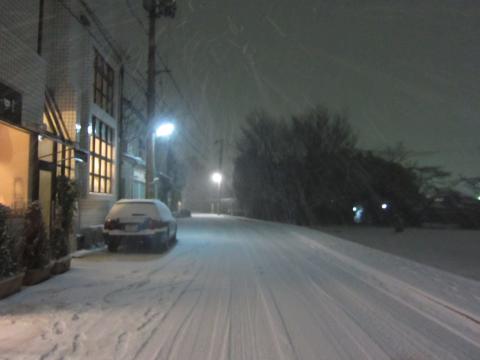 夜8時頃のmusubi前。雪国みたい～。見てる分には、幻想的で素敵♪