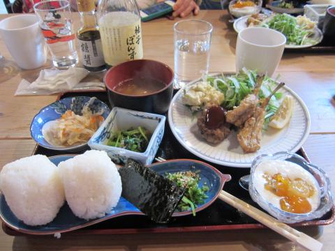 かなり待ちましたが、どれも手作りで絶品の味！！！ぜひリピートしたいです！おむすびも最高。1つはラップに包ませていただきました。（確か1000円くらいです）