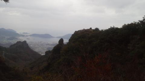 10:14 何度かの上りの後、ようやく寒霞渓の上りになり、途中の風景。烏帽子岩。