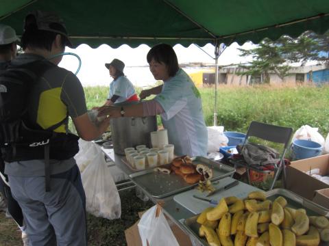 第2エイド到着～。15:41  関門16:00の20分前についた。これで最後まで走れると一安心。