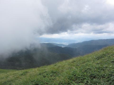 遠くに、町がみえて、諏訪湖がきらきら光っていた。13:18