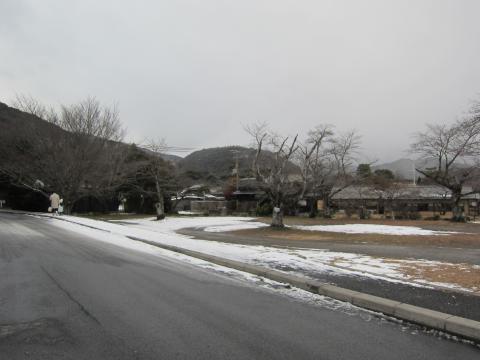 16時頃の嵐山。だいぶ雪はとけているが、山の上はきっとすごいことに。