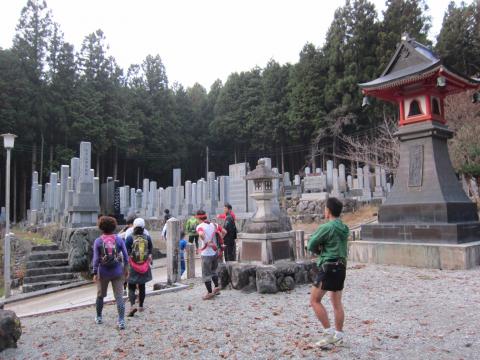 これは墓ではなく、（お坊様が）何回大峰山に登ったかを記す記念碑なのだそうです。