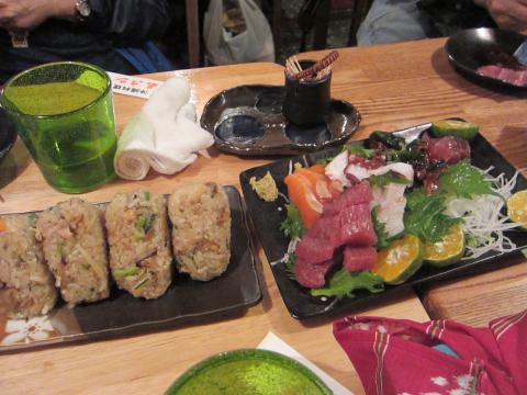 いきなり、おにぎり。でも美味しくて、最初から食べてしまった～。刺身に添えてるのは、しーくわーさーです。そのまま食べてもオレンジの味です。