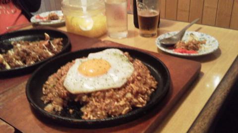 そばめし（チーズ）！チーズがご飯の中に混ざっています～。病みつきになる味！！目玉焼きの黄身も生卵のようになってて、くずしてご飯にまぶしながら食べられます！