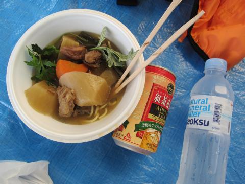 参加者が無料で食べられる牛汁（めん入り）と飲み物。よもぎの入ってるところが、ちょっとやぎ汁っぽい・・・(^^;