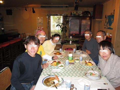 やりえもん、makobou、WAKA、しげ坊、クマ、ミッキーさん
奈良駅近くの店でランチしてます。安くて美味しかったよ。