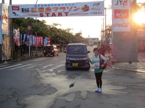 朝、スタートゲートの前で。車の方、ごめんなさい～。