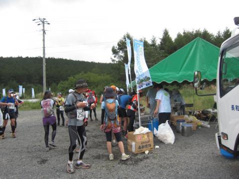 ようやく第1エイド。12:29 
すでにお腹がすいてピットインを1個食べてたので、ここでは軽くしておく。