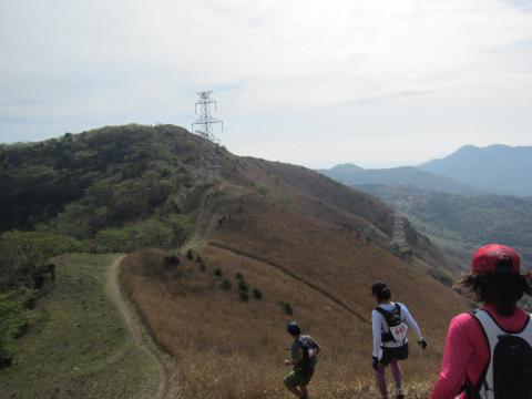 カルスト台地を抜けると、見晴らしのよい尾根に出ます。時々急な下りがあり、つい駆け下りてしまいました。早く降りた方が楽だけど、あとで筋肉痛がくるので、柔らかく降りないとね～。