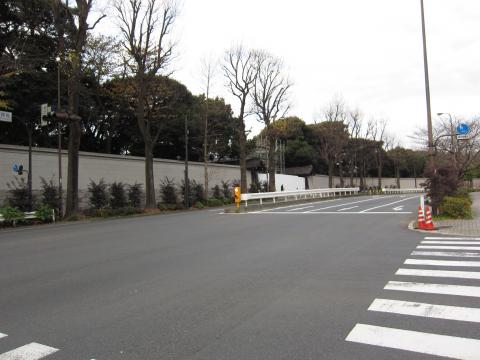 果てしなく長い塀の続く東宮御所です（はーちゃん別宅？^^）