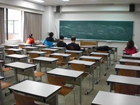 こ～んな教室で座学です。学生に戻ったみたい(^_^) みんな、真剣に授業を聞いてました！（遭難したら命に関わるものね）