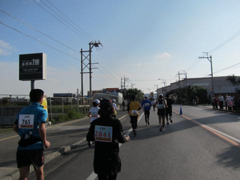 運動公園から離れました。最初はフル（３桁）とハーフ（４桁）が同じコースを走ります。