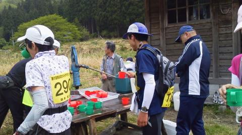 それは、この井戸水です！！おじさんがずーーっと井戸水をくみ続けてくださっているのです！本当に美味しいお水でした。感激！
この青いTシャツの男性、この後も何度もすれ違ってお話もしたんですが、ゴール後にまた会って、そしたら、マイミクのお友達でした！