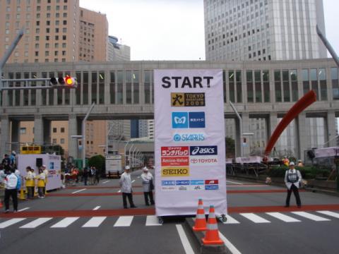 start1時間前の静かなstart地点。
曇り空で風がとても強い。