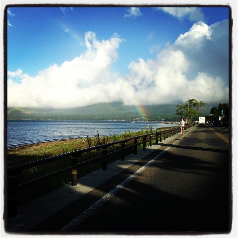 大雨の後は虹が掛かった山中湖