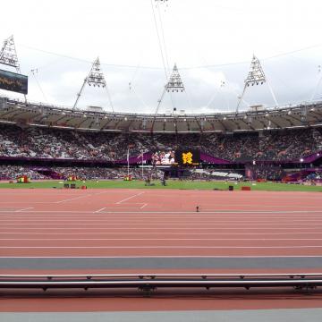 Olympic Stadium正面にモニターの下に聖火が見えます。