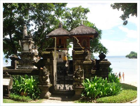 ビーチ沿いにある祭壇