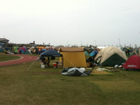 石巻専修大学のグラウンド横にボランティアのテント村があります。