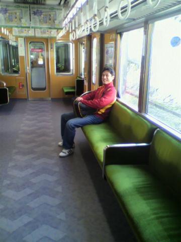 PBとろちゃん♪　この方が座っていると、電車もロンドンの高級ホテルのラウンジのようです～