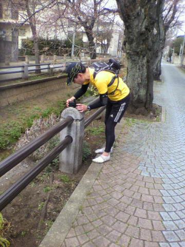 まんちゃん「ぼくちゃんの、リコ～の利口なカメラなんっすよ、あは、すべりました？こうやって、そっと置いて～」